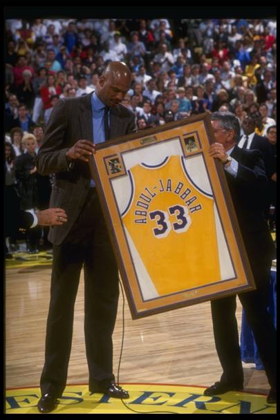 1989: Kareem riceve la sua maglia numero 33, che i Lakers hanno appena ritirato. Chiude dopo 20 stagioni (6 a Milwaukee, 14 ai Lakers) con 38.387 punti in 1560 partite, 6 titoli (1 con Milwaukee, 5 coi Lakers) e 6 premi di mvp